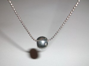 Perle argentée sur chaine métal argenté