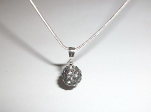 Perle strass sur chaine métal argenté Noir